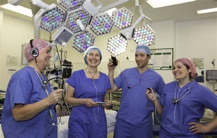 Do surgeons listen to music?