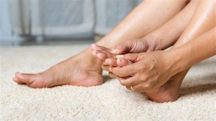 Does alcohol cause tingling in feet?