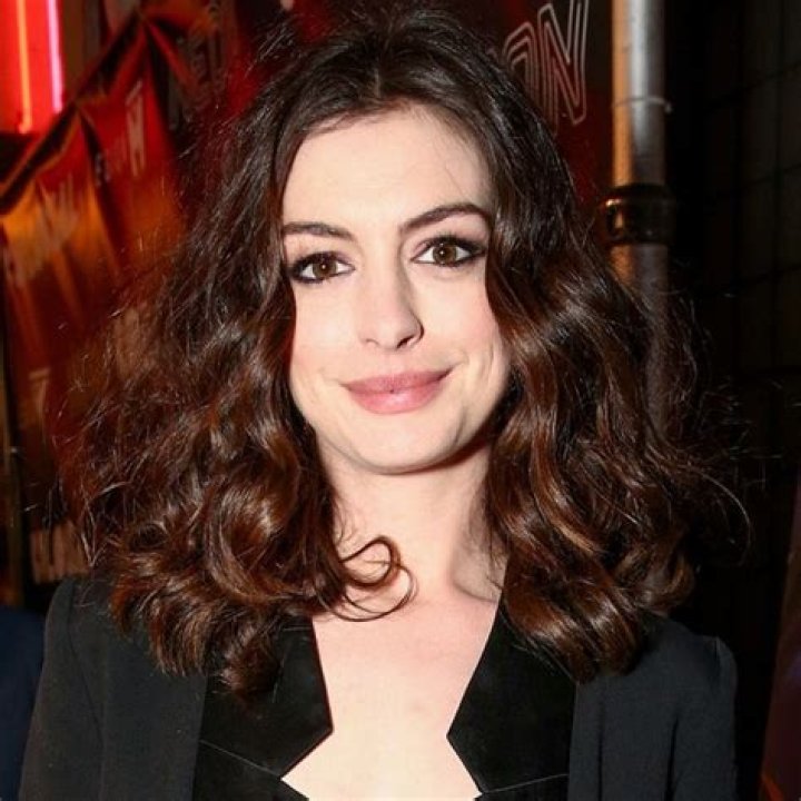 Does Anne Hathaway have naturally curly hair?