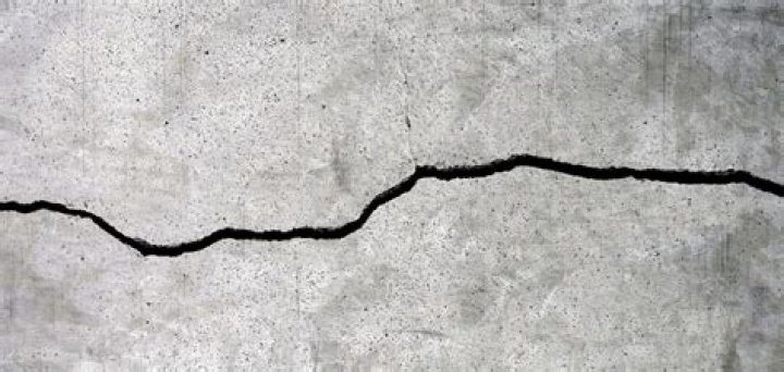 Does concrete crack with heat?