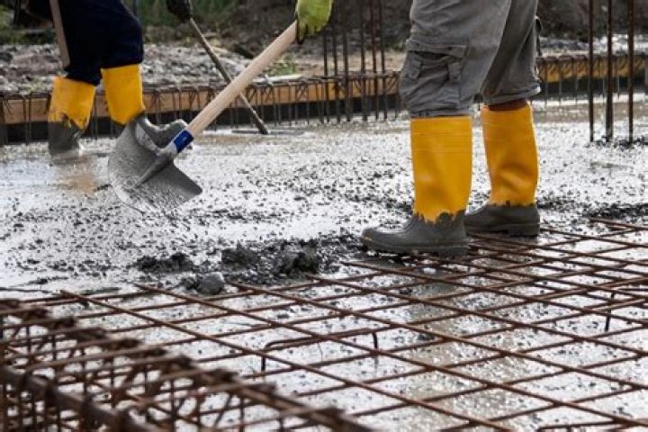 How long should concrete cure before cutting?