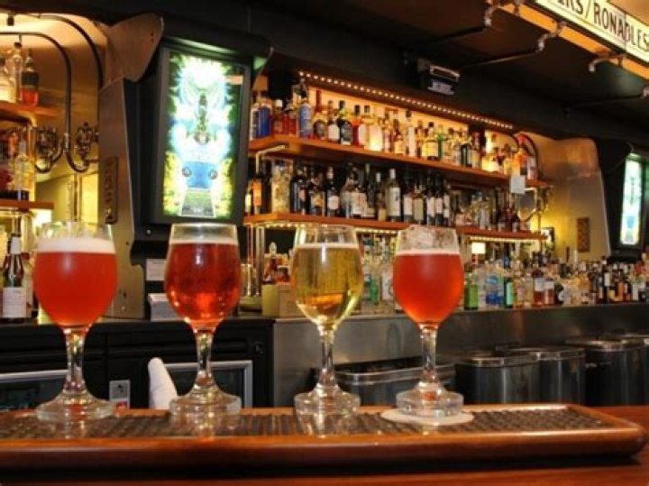 How much do bar owners make a year?