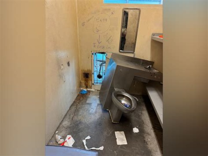How often do prisoners eat?