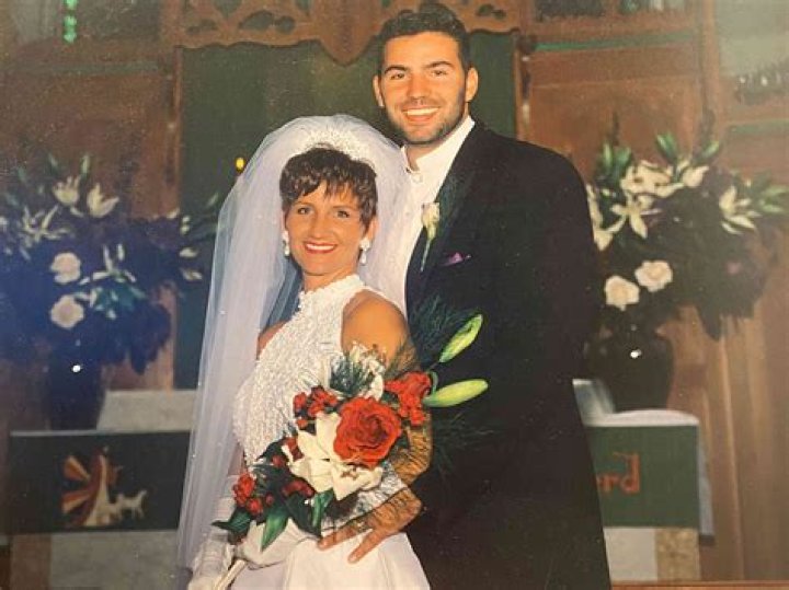 Is Kurt Warner's wife a nurse?