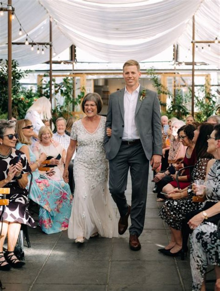What are the parents of the bride and groom supposed to wear?