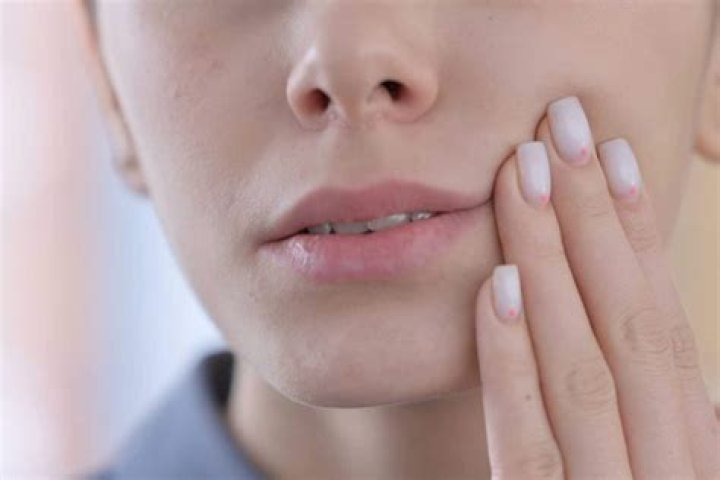 What are the symptoms of a tooth infection spreading?