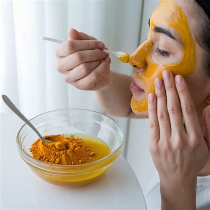 What does turmeric and honey do to the face?